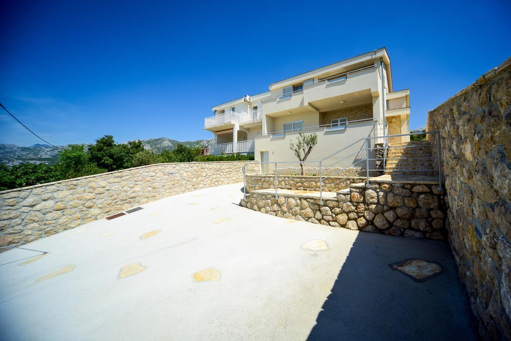 Apartments Villa Perla ロバニスカ エクステリア 写真